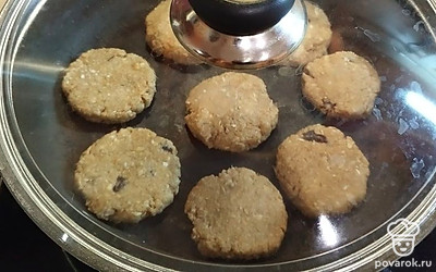 Накройте крышкой. Поставьте на медленный огонь на 10-12 минут.