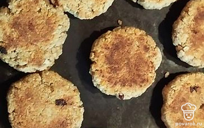 Когда одна сторона поджарится, переверните. Накройте крышкой и выпекайте со второй стороны 10-12 минут.