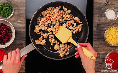 Приготовьте курицу. Куриное филе обжарьте на оливковом масле на сковороде, приблизительно 7-10 минут.