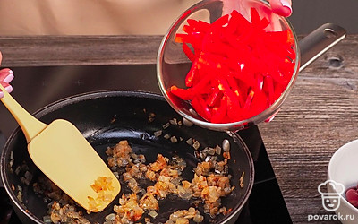 Приготовьте начинку. Обжарьте лук на медленном огне 2-3 минуты, добавьте перец, перемешайте, обжарьте 2-3 минуты. Добавьте фасоль и томатный соус. Потушите 3 минуты, всыпьте петрушку и перемешайте.