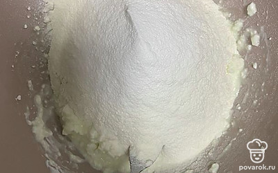 Добавьте соль, муку, разрыхлитель и сахар.