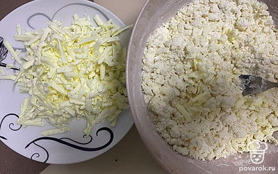 На терке натрите сливочное масло.