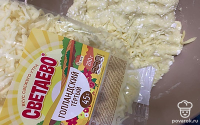 Добавьте тертый сыр. Все перемешайте, накройте пленкой и поставьте в холодильник на 1 час.