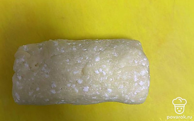 Сформируйте из теста колбаску.