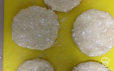 Нарежьте колбаску кружочками и слегка раскатайте.