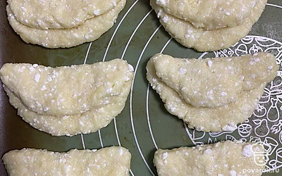 Посыпьте сахаром и сложите пополам. Получится полумесяц. Противень с печеньем поставьте в духовку на 20 минут при 180 градусах.