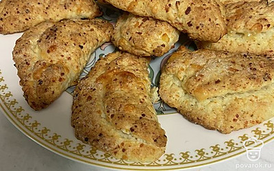 Печенье получается хрустящим снаружи и мягким внутри. Аромат невероятно вкусный. Подавайте с холодным молоком.