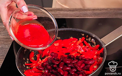 Приготовьте буррито. Возьмите тортилью, положите куриное мясо, посыпьте тертым сыром, добавьте зажарку из фасоли и овощей. Подверните нижнюю часть тортильи, сверните буррито в трубочку.