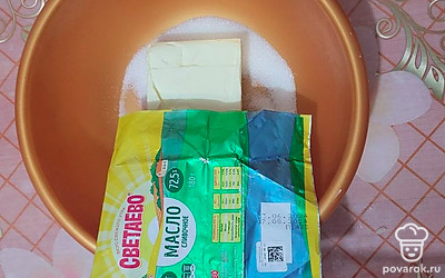 В миске смешайте размягченное сливочное масло с сахаром. 