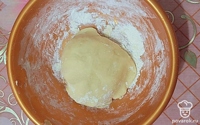 Замесите тесто, поместите его в холодильник на 15 минут. 