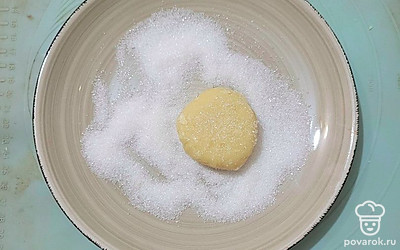 Аккуратно защипните края печенья, слегка приплюсните его. Обмакните печенье в сахар.