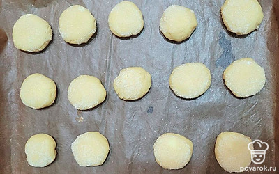 Выпекайте в хорошо разогретой до 180 градусов духовке 15 минут. 