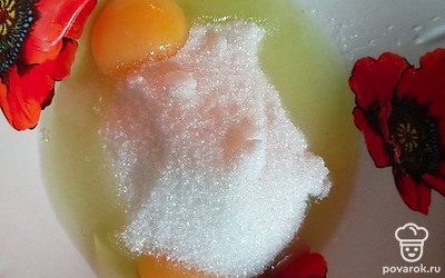 Яйца взбейте в миске с солью и сахаром.