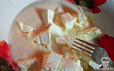 Добавьте к яйцам сливочное масло комнатной температуры, предварительно нарезанное на кусочки. Хорошо перемешайте.