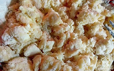 Сначала тесто должно получиться как крошка. Руками вымесите его в течение 8-9 минут.