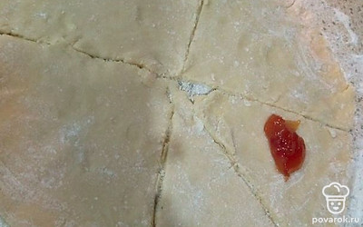 Тесто разделите на 4-5 шариков. Каждый шарик тонко раскатайте и разрежьте ножом на треугольники. На каждый треугольник выложите повидло. Сверните тесто рулетиком.