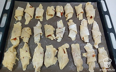 Заготовки выложите на пергамент. Выпекайте в предварительно разогретой духовке 40 минут при 190 градусах. Готово!