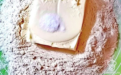 Масло с мукой и ванилином перетрите в крошку. Внимание: не используйте сразу всю муку. Сначала половину, потом, по необходимости, добавляйте. Из масляной крошки сделайте горку с углублением. Добавьте в нее яйца и молоко. Хорошо перемешайте.