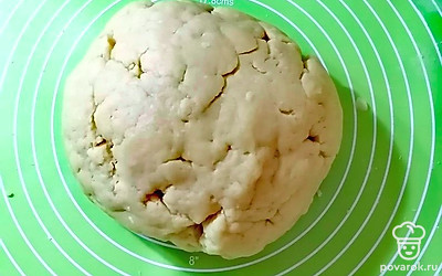 Получается густое тесто, не липнущее к рукам.