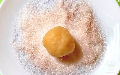 Из теста сформируйте шарики.