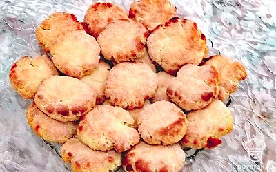 Выложите заготовки на противень. Выпекайте в духовке при температуре 180-200 градусов до золотистого цвета.