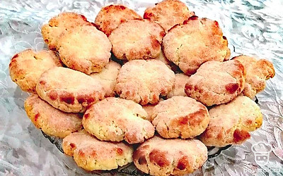 Печенье к столу подавайте остывшим. По вкусу выпечка получается сливочной, ароматной и хрустящей. 