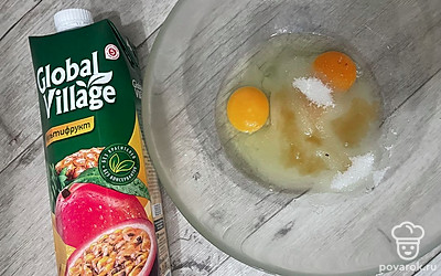 В миску разбейте два яйца, добавьте сахар и сок.