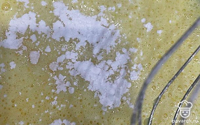 Взбейте все миксером, добавьте разрыхлитель теста.