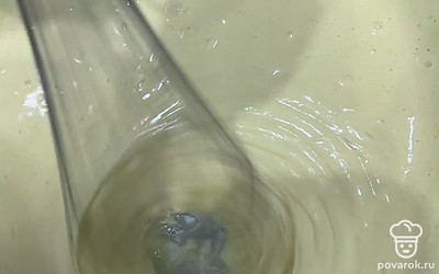 Всыпьте муку и снова все взбейте миксером до пышной массы.