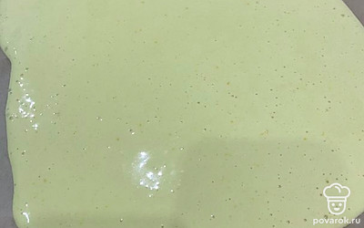 Вылейте тесто на пергаментную бумагу тонким слоем. Запекайте в духовке 10 минут при 180 градусах.