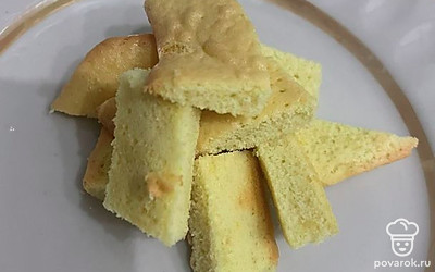 Перед подачей посыпьте сахарной пудрой.