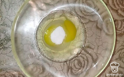 Взбейте куриное яйцо с сахаром.