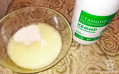 Ко взбитому яйцу добавьте кефир.