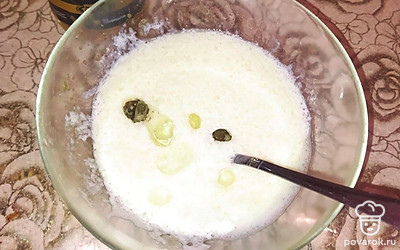 В тесто положите 2 столовых ложки подсолнечного масла.