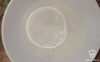 Муку просейте. Добавьте щепотку соли и 1 чайную ложку разрыхлителя.