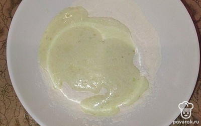В муку добавьте кефирно-яичную смесь. Тщательно перемешайте.