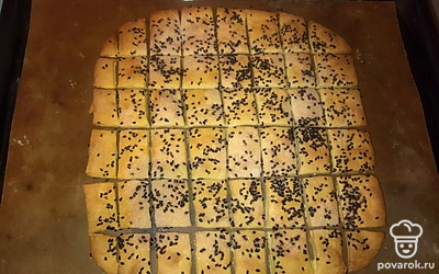 Готовое печенье достаньте из духовки. Дайте остыть и выложите на любое блюдо.