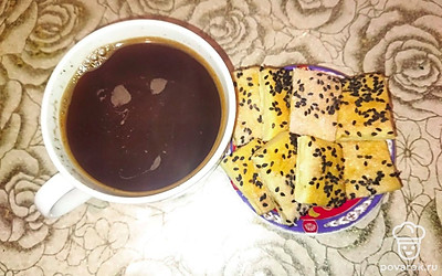 Печенье на кефире хорошо сочетается с любым горячим напитком.