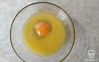 Растопите сливочное масло, добавьте в него яйцо.