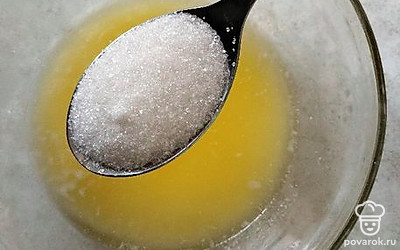 Затем добавьте соль и сахар. Тщательно взбейте венчиком или миксером. 