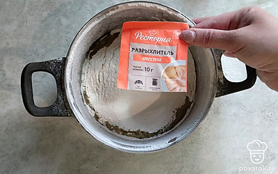 Добавьте просеянную муку, разрыхлитель теста и ванилин. Все тщательно перемешайте.