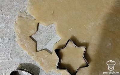 Тонко раскатайте тесто. Формочками вырежьте печенье. Если формочек нет, можно воспользоваться маленьким стаканом или рюмкой.