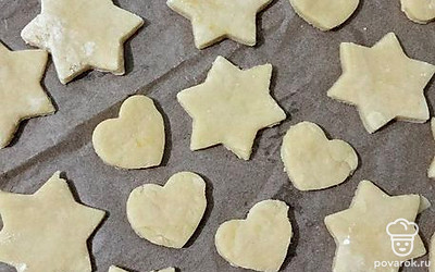 Выложите печенье на пергаментную бумагу и отправьте в разогретую духовку на 15-20 минут при 190 градусах.