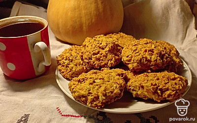 Выложите остывшее печенье на тарелку.