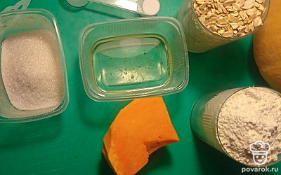 Подготовьте все ингредиенты. Вымойте и очистите кусочек тыквы.