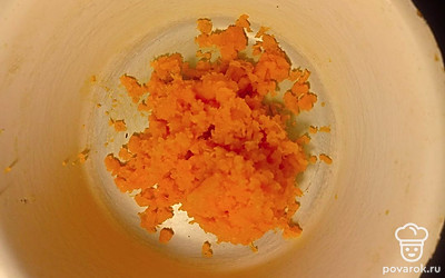 Натрите тыкву на мелкой терке.