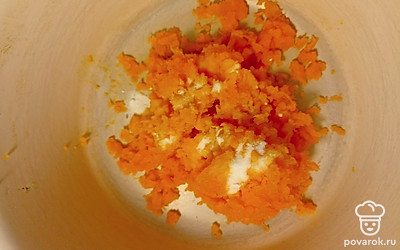 Добавьте в натертую тыкву соду и тщательно перемешайте.