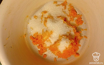 Всыпьте сахар и снова все перемешайте.