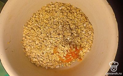 Всыпьте овсяные хлопья и тщательно перемешайте.