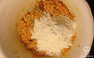 Постепенно введите муку. Опять перемешайте, чтобы не было комочков.